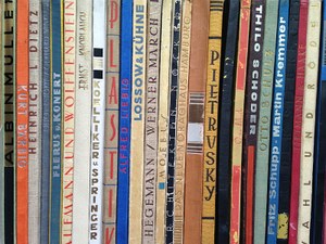 ZI-Bibliothek: Umfangreiche Schenkung von Originalbänden aus  der Reihe ‚Neue Werkkunst‘ 