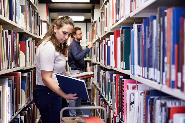 Stellenausschreibung // Bibliotheksbeschäftigte/r (m/w/d) im Bereich Benutzungsdienste (unbefristet) Stellenausschreibung // Bibliotheksbeschäftigte/r (m/w/d) im Bereich Benutzungsdienste (unbefristet)