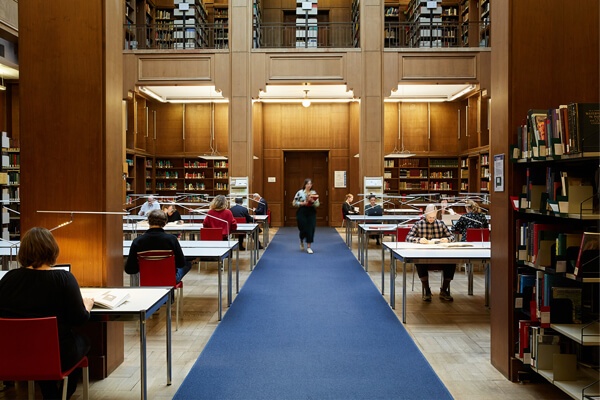 Unsere Bibliothek schließt am  8. Juli bereits um 15:00 Uhr