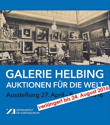 Blaues Ausstellungsplakat mit weißer und schwarzer Schrift. Schwarzweißfoto