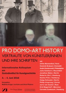Rotes Veranstaltungsplakat mit roter und schwarzer Schrift. Zwei Fotografien, beide zeigen jeweils zwei Männer nebeneinander.