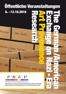 Veranstaltungsflyer. Beige Akten vor dunklem Hintergrund. Weiße und gelbe Schrift.