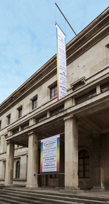Haupteingang zu einem großen Gebäude