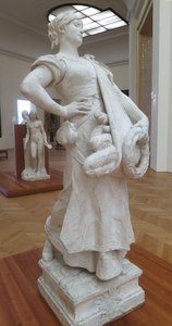 Foto einer weißen, steinernen Statue einer Frau.