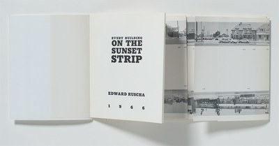 Aufgeschlagenes, aufklappbares, weißes Buch mit dem Titel: Every Building on the Sunset Strip.