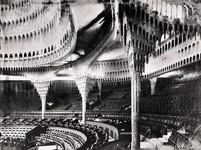Schwarzweißfoto eines riesigen Innenraums einer Theaters. Es wirkt, als hingen Tropfsteine von der Decke.