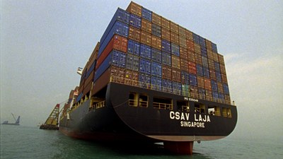 Foto eines großen, beladenen Containerschiffs.