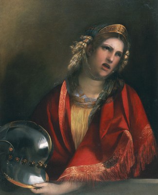 Junge Frau in prächtigen Gewändern hält einen glänzenden Helm in der Hand. Ihr Gesicht scheint von Trauer überkommen.