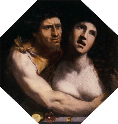 Ein Mann mit markant, leicht faltigen und groben Gesichtszügen umarmt mit dem rechten Arm eine Frau mit unbekleidetem Oberkörper. Der entsetzte Gesichtsausdruck der Frau zeigt an, dass es sich um eine erzwungene Umarmung handelt.