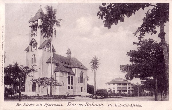 Foto einer Kirche inmitten von Palmen.