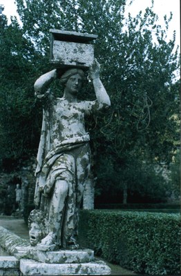 Skulptur aus Stein in einem Garten. 