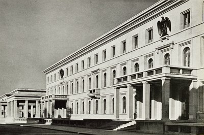 Schwarzweißfoto eines monumentalen Gebäudes (das Zentralinstitut).