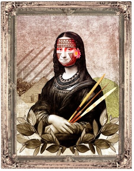 Gemaltes Porträt einer Frau. Es ist die Mona Lisa. Sie trägt edle Kleidung. Ihr Gesicht ist mit indigenen Mustern bemalt und in der Hand hält sie Holzgegenstände.