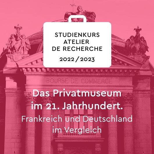 Monumentales Gebäude rot eingefärbt. Davor ist ein weißes Icon eines Koffers. In diesem steht: Studienkurs Atelier de Recherche 2022/2023. Darunter sthet in weißer Schrift: Das Privatmuseum im 21. Jahrhundert. Frankreich und Deutschland im Vergleich.