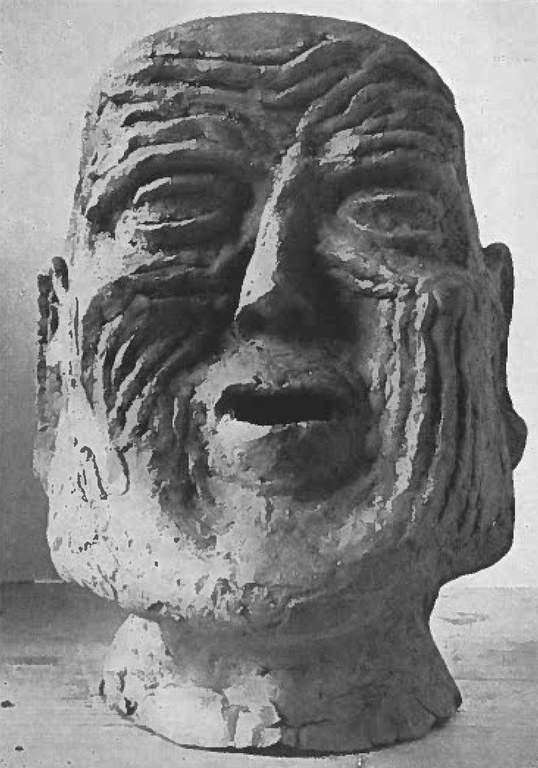 Foto einer Skulptur. Motiv: menschlicher Kopf, das Gesicht ist von starken Emotionen geprägt.
