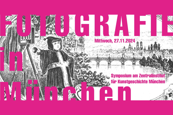 Ein kleines Kind in Mönchskutte posiert vor einer Kamera am Ufer eines Flusses. Im Hintergrund sieht man eine Stadt mit einer großen Brücke und einigen Kirchtürmen. In pinker Schrift steht auf diesem Bild: Fotografie in München.