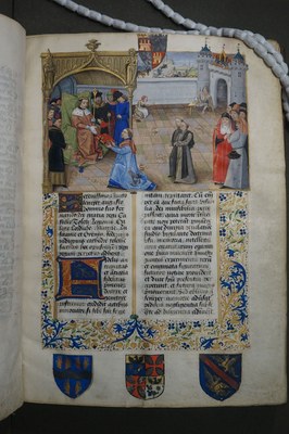 Buchseite aus einer alten Handschrift. Bild und Text. Bunte ornamentale Verzierungen.