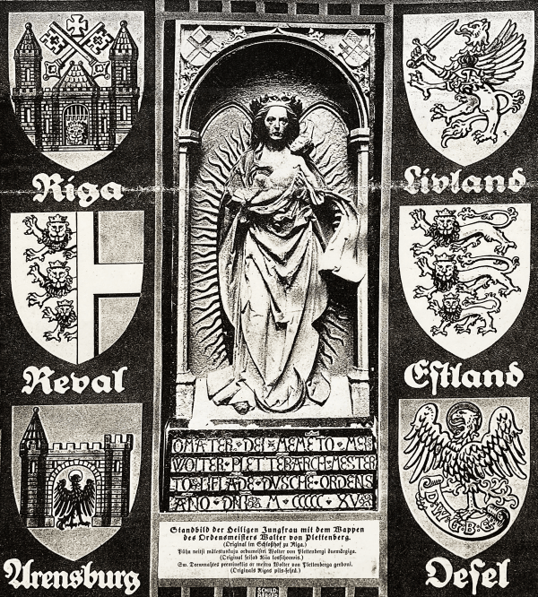 Schwarzweißfoto einer Madonnenfigur mit Christuskind im Arm, umgeben von sechs verschiedenen Wappen.