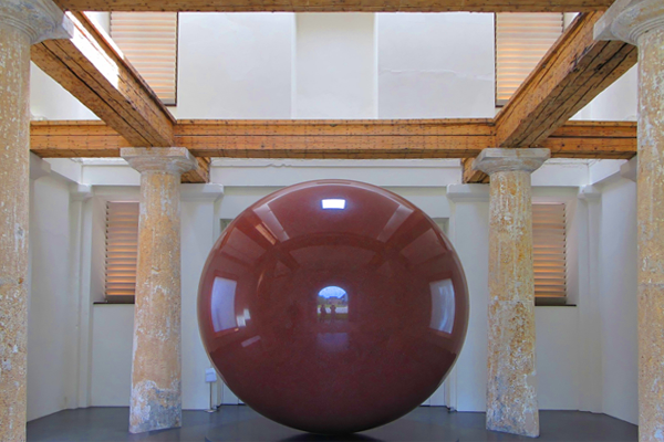 Filmvorführung mit Gespräch // „Walter De Maria - The Large Red Sphere“ – ein Film von Jacqueline Kaess-Farquet