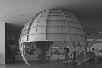 Schwarzweißes Foto eines großen Globus