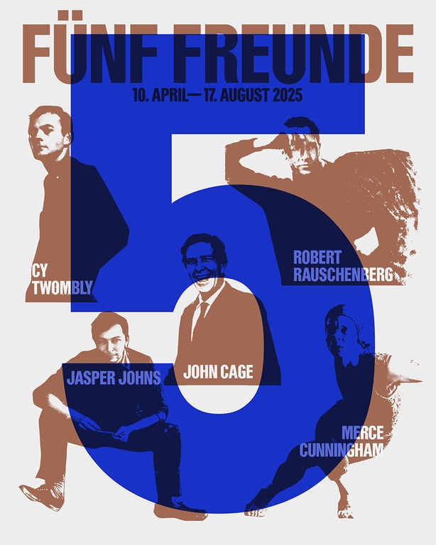 Plakat zur Ausstellung "Fünf Freunde" im Museum Brandhorst. Auf weißem Hintergrund: Silhouette von Cy Twombly, Jasper Johns, Robert Rauschenberg und Merce Cunningham. Über alle Figuren gelegt: eine große blaue "5"