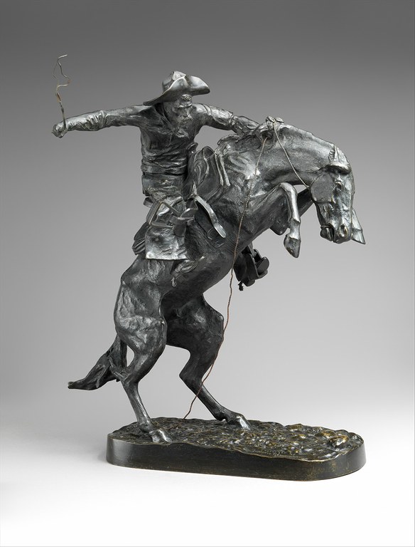 Auf dem Foto ist ein Reiter auf einem Pferd zu sehen. Das Pferd steht auf seinen Hinterbeinen