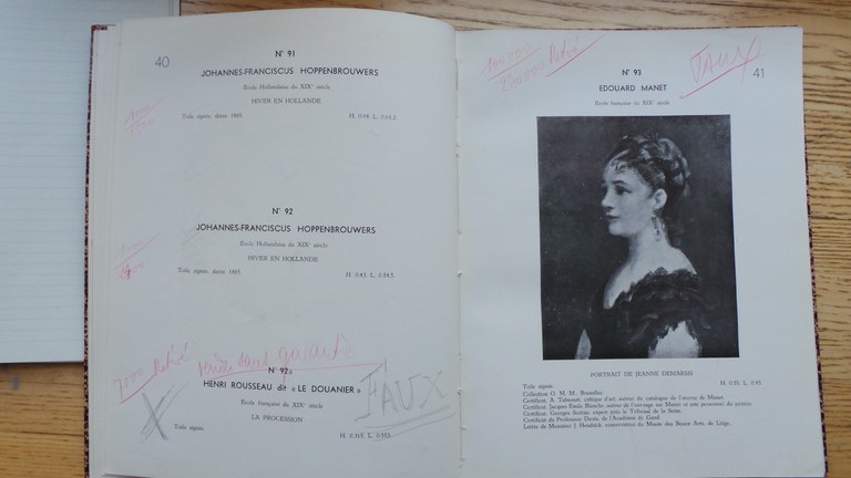 Aufgeshclagenes Buch liegt auf Tisch. Nummerierte Einträge. Auf der rechten Seite eine farblose Abbildung eines Gemäldes (Portrait einer Frau, beschriftet mit: “Manet, Portrait de Jeanne Demarsy”)