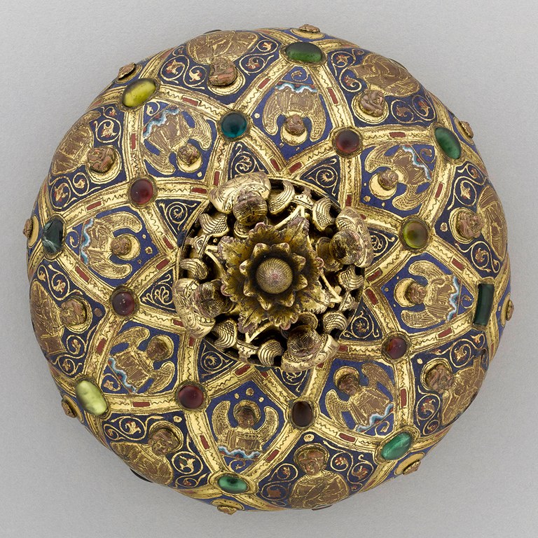 Ciborium of Maître Alpais (view from above), Limoges, around 1200, Champlevé copper, enamel, glass beads, Musée du Louvre, département des objets d’art, MRR 98, Copyright : © GrandPalaisRmn (musée du Louvre) / Jean-Gilles Berizzi.