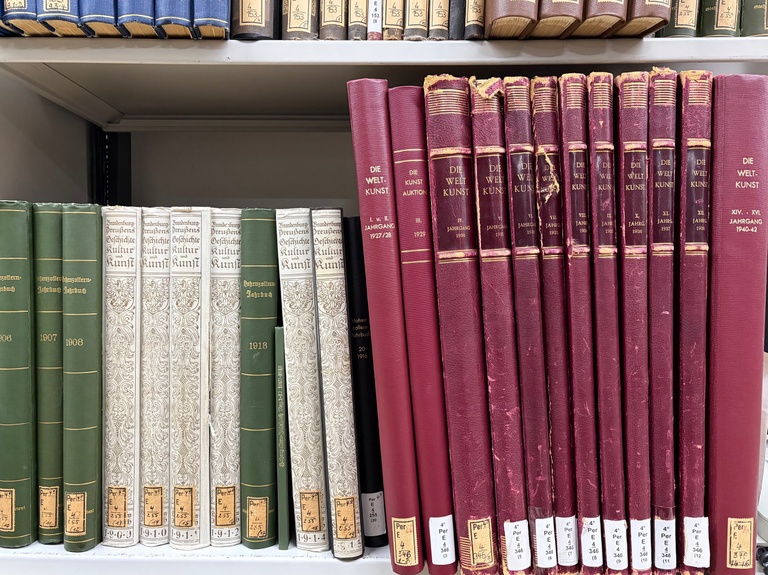 Tag der Provenienzforschung 2026 // Führung: Provenienzforschung am ZI – Die Bestände der Bibliothek und Photothek