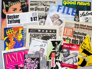 Mehrere bunte Zeitschriften nebeneinander.