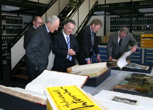  Besichtigung von Rariora aus der Schenkung und aus dem Frankreich-Schwerpunkt der Bibliothek im Studiensaal der Photothek