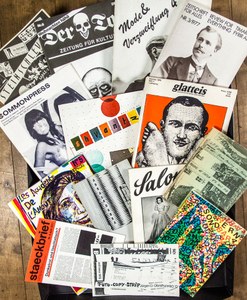 Verschiedene Zeitschriften dicht beieinander