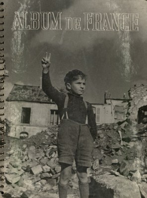 Buchcover, Kleiner Junge hält zwei Finger hoch und steht in Trümmern