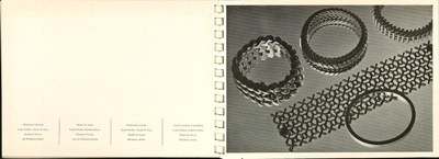 Doppelseite, links Text, rechts Foto von Schmuck