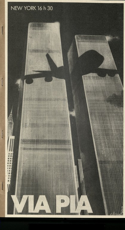 schwarz-weiß Fotografie der Twin Tower und auf dem Gebäude ist ein Schatten eines Flugzeuges. Links unten ist die Wort "VIA PIA" und Links oben "New York 16h 30"