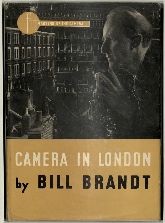 Buchcover mit einem Foto von Bill Brandt und einer Kamera in der Hand