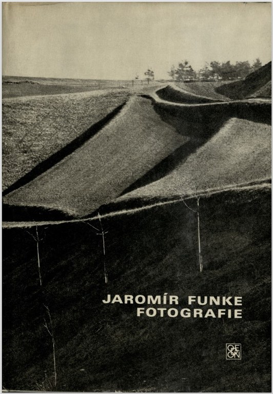 Buchcover mit einer Landschaftfotografie