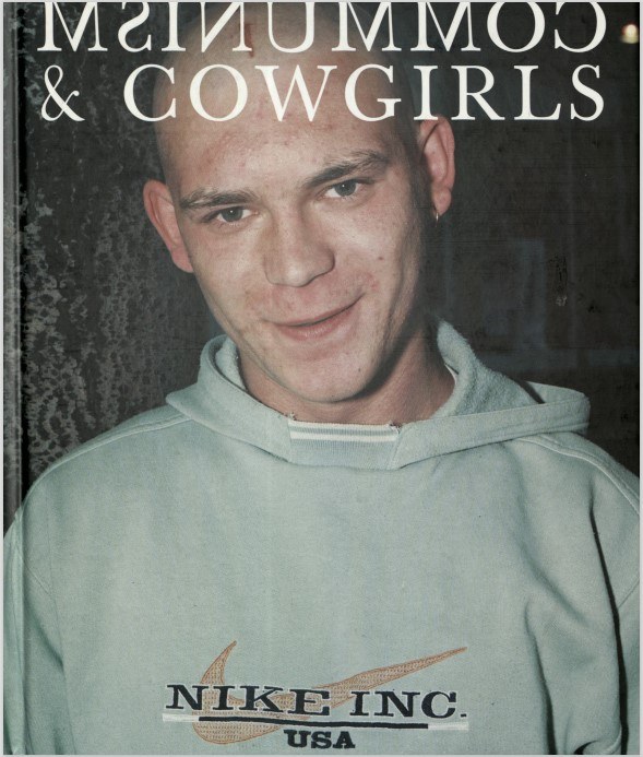 Buchcover mit einem Porträt von einem jungen Mann, der einen Hoodie trägt