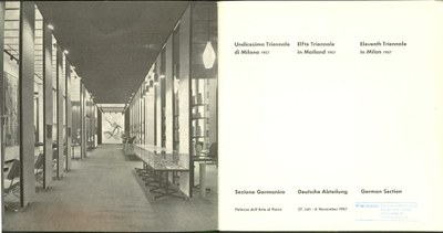 Doppelseite, links ein Foto der Ausstellung, rechts Text