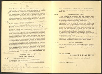 Doppelseite mit Text und handschriftlichen Annotationen