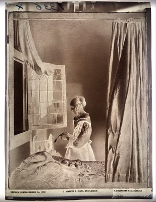Negativ-Fotografie einer Frau vor einem geöffneten Fenster.