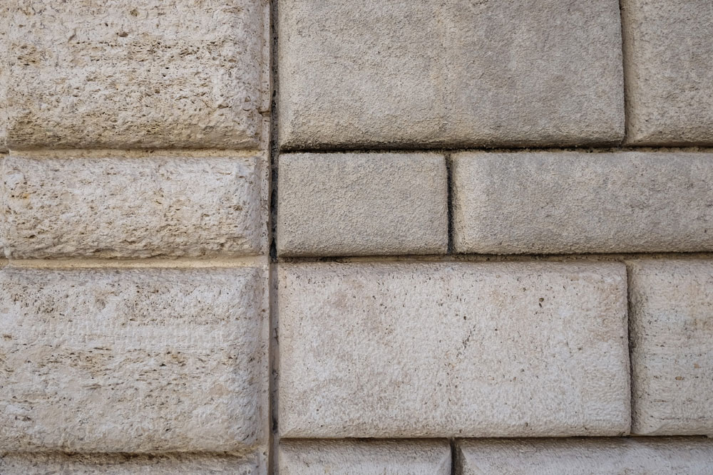 Detail from the Palazzo Stati Maccarani di Brazzà in Rome, showing travertine and imitated travertine Bossage, Photo Katharina Rotté