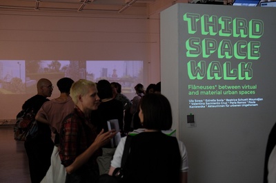Eröffnung der Ausstellung Third Space Walk. Flâneuses* between virtual and material urban spaces im August 2022 in der Galerie im Medienhaus in der Universität der Künste Berlin. (Foto: Jan-Holger Hennies)