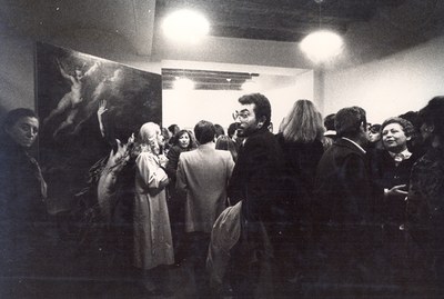 Schwarzweißfoto einer gut besuchten Kunstausstellung.