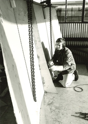 Intextbild_Visual artist Mario Reis portrays rolling wagons on Henkel’s railway tracks in Düsseldorf in 1979 (Corporate Archives, Henkel AG & Co. KGaA, Düsseldorf)