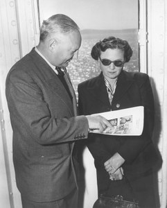 Max and Iris Stern looking at a poster advertising his lost art in 1952 that was published in  WELTKUNST, 08.1952, p. 18 (reproduced in Angel, Sara: The Secret Life of Max Stern, 2014, p. 15)