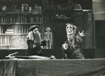 Yoko Yamaguchi_Bildunterschrift:  "Dr. Faust" by Puppet Theater PUK in Tokyo (1949)