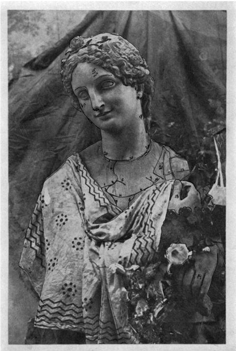 Porträt einer Frau in historischer Kleidung mit Blumenstrauß in der Hand vor einem Stoffhintergrund