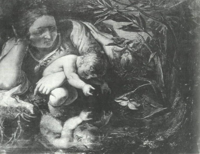 Schwarz-weißes Foto eines Gemäldes. Eine Frau hält ein kleines Kind im Arm