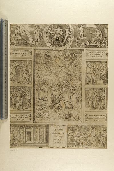 Ein Kupferstich mit antiken, mythologischen Szenen. Im Zentrum reitet ein nackter, muskulöser Mann auf Pferden durch das stürmische Meer.